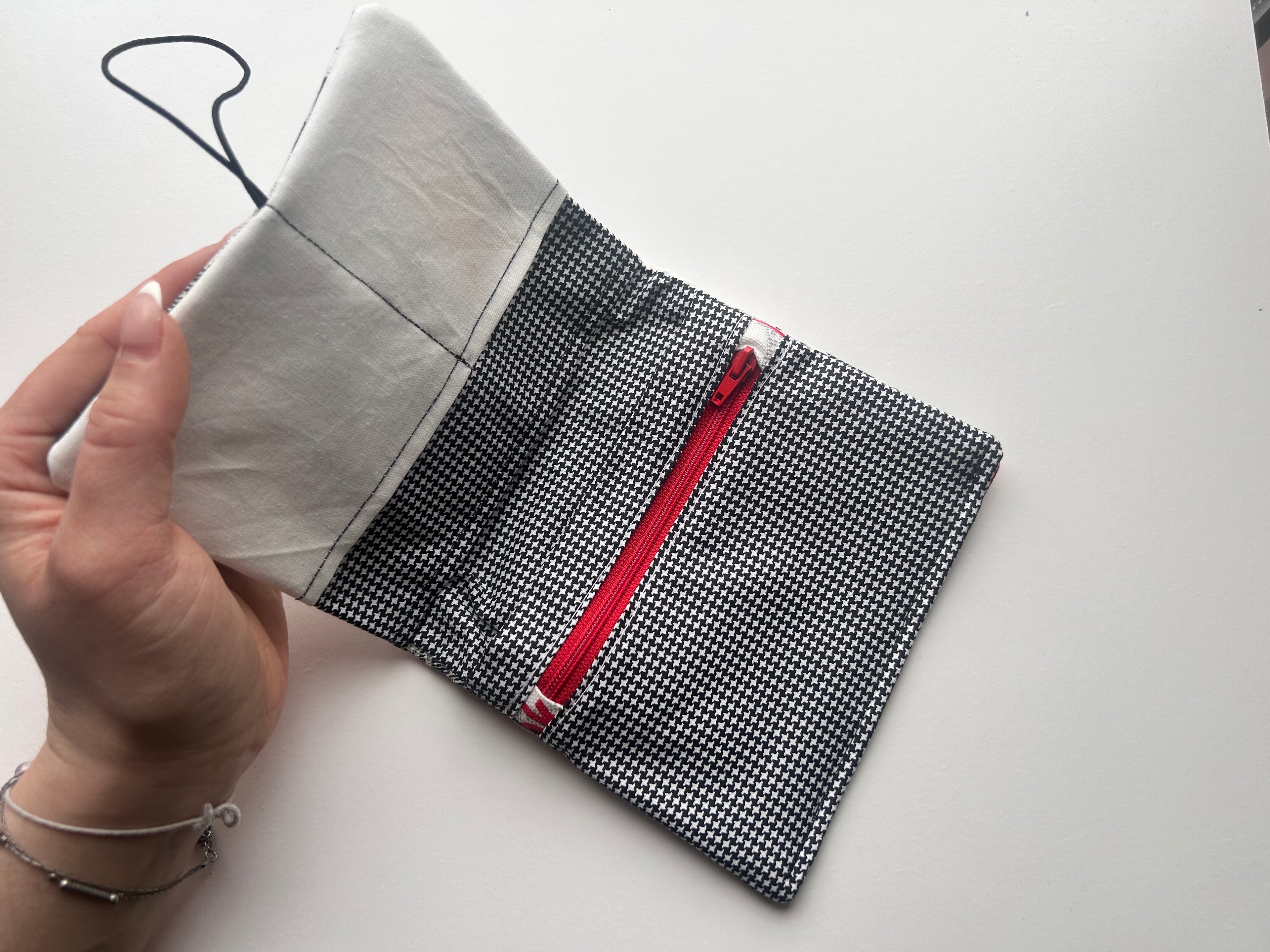 Everything Pouch – Noir Pop Grid (RedLips)