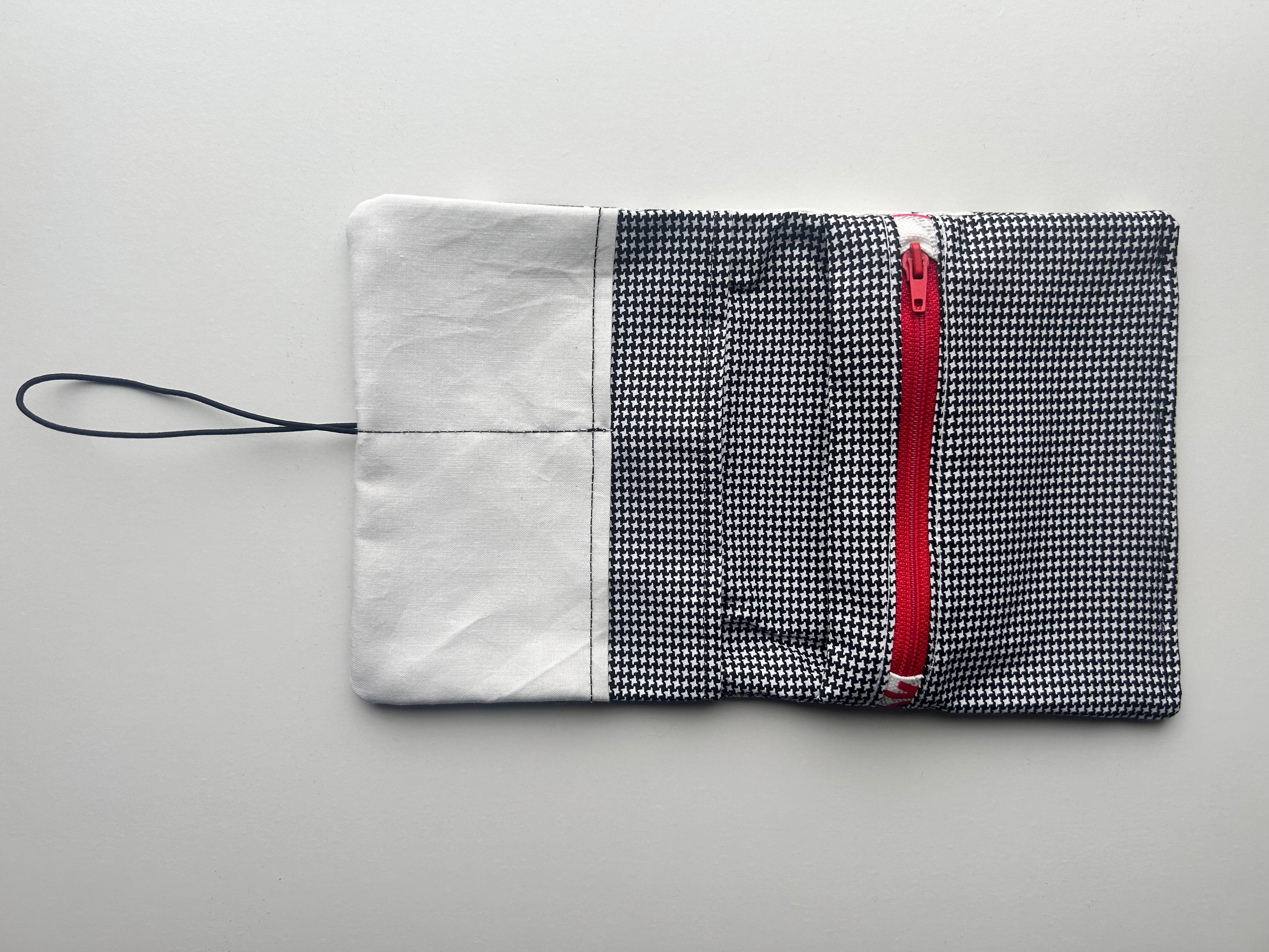 Everything Pouch – Noir Pop Grid (RedLips)