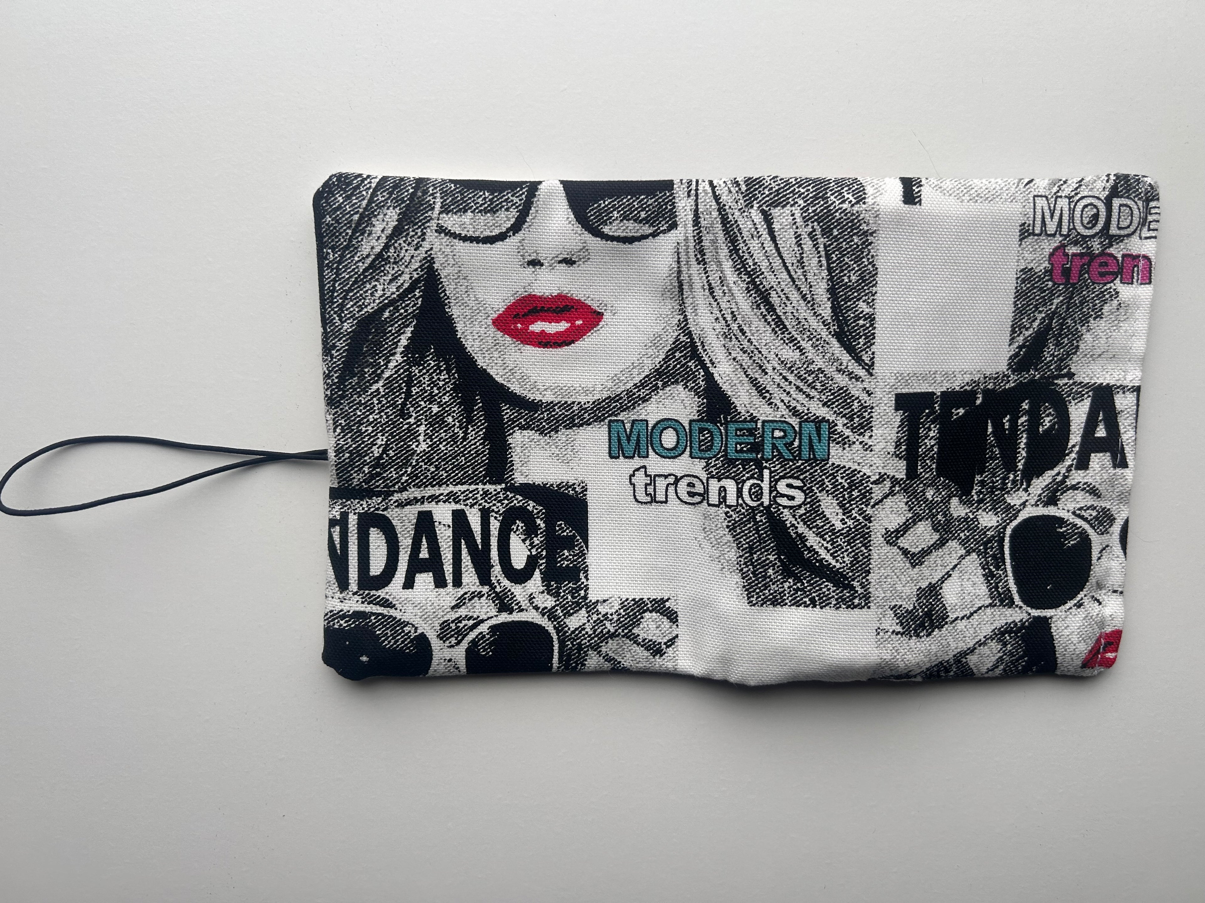 Everything Pouch – Noir Pop Grid (RedLips)